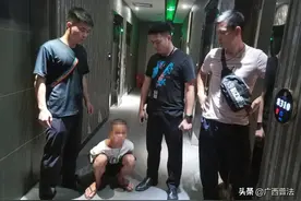 店主都被打了！宵夜店内抡起凳子就大打出手，4人被抓图片
