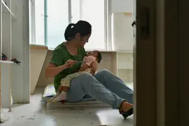 女子婚后6年未孕 领养女儿却患重症 哭诉：倾家荡产也绝不放弃图片