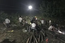 汪仁镇：防汛突击队连夜建起滑坡压脚平台图片