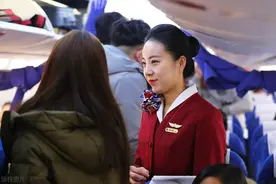 老爷爷在飞机上依靠女乘客，空姐及时发现并巧妙帮女乘客解决困扰图片