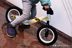 孩子第一辆滑步车，一体镁合金车架贝影随行F5入手图片