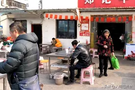 徐州美女做牛肉汤20年，15元一碗给半碗肉，每天3大锅也不够卖图片