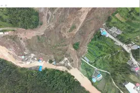 图集｜贵州消防救援队第一时间应急救援铜仁山体滑坡现场图片