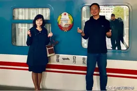 六旬大爷游朝鲜，乘坐绿皮火车，眼眶湿润了图片