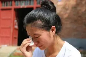 开学第二天：刚开学就有学生退学，新来的年轻女班主任被“气哭”图片