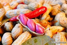 水煮花生时，最忌只放盐煮！往水里加这三样东西，花生更香更入味图片