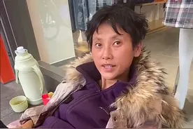 宝鸡：举止优雅流浪女子，路边捡垃圾吃，网友：她曾是舞厅花魁图片