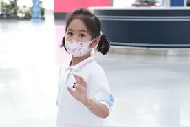 包文婧母女走机场，6岁女儿超大个快坐不下婴儿车，塌鼻子像奶奶图片
