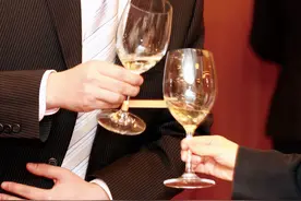 敬酒时领导不给面子问：我凭啥和你喝？老油条憨厚回答化解尴尬图片