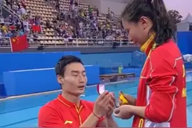 太幸福！篮球女将男友下跪求婚，女友喜极而泣，两人热吻太甜蜜图片