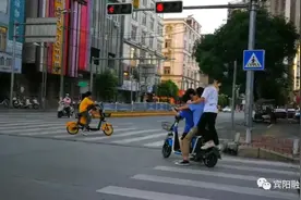 视频实拍！宾阳街头惊现4人共骑一辆共享电动车，刷新超载记录！图片