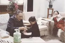 邓小平非常喜欢喝米酒，有时甚至和夫人卓琳一起自酿米酒！图片