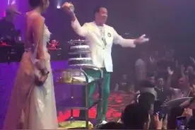 万梓良酒吧商演惹争议，拿蛋糕朝女生脸上砸，后者连连摆手忙躲避图片