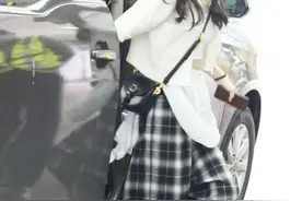 赵丽颖、蒋梦婕黑白格纹裤不同穿法，甜酷十足的BM女孩图片