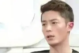 霍建华拒收粉丝送礼，1包饼干也不要，被送自行车签完名让扛回去图片