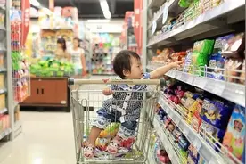 孩子口渴，先喝饮料再付款，超市要求10倍赔偿，宝妈的应对很给力图片