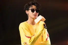 黄子韬的黄色系穿搭帅气十足，唇色好似“中毒”图片