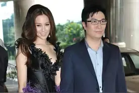 徐子淇随老公亮相活动，穿拉丁舞裙秀身材，“肌肉腿”显壮实图片