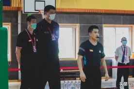 高情商！姚明和领导PK罚篮左手投出三不沾，领导3中2大姚点头图片