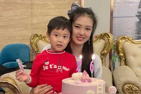 张常宁抱侄儿庆生，妈妈靠她肩膀，晒夫妻合照秀恩爱，尽显大长腿图片