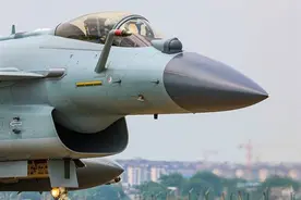 和歼-16再度合体！歼-10C同时携PL-10、PL-12、PL-15导弹亮相图片