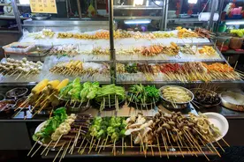 夏天来了，真想吃大排档，烤串麻辣烫啤酒都给我来一份图片