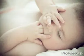 宝宝坐地铁盯着一个人20分钟，宝妈朝宝宝目光的方向一看，笑翻了图片