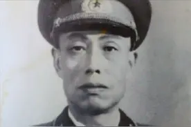 开国少将下连队视察，看到一位老兵后吓一跳，连忙上前向其敬礼图片