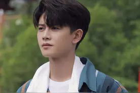 谭松韵捏任嘉伦的脸，现实电视剧都高冷，不愧是演员图片