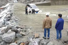 最新路况丨扎墨公路K33便道再次被淹，过往车辆受阻图片
