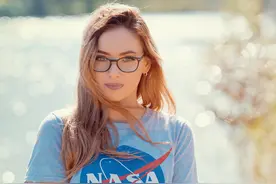美图欣赏，欧美戴眼镜的长发美女图片