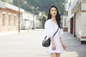 同拍dior新包写真，正面迎战景甜baby吴谨言，薇娅输了吗？图片