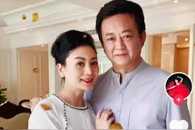 朱军51岁老婆罕秀恩爱，意外暴露豪宅内景，一平米价格高达11万图片