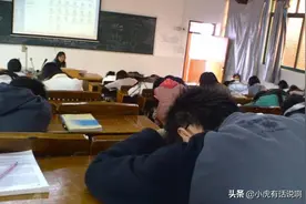 职高生上课睡倒一片，这是在自暴自弃，还是玩世不恭？图片