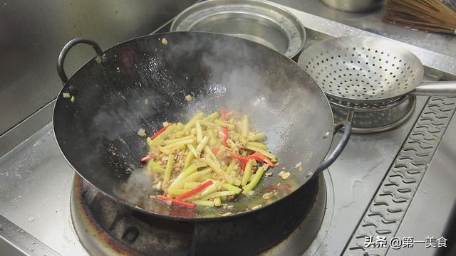 炒瓠子时佐料别乱放，按照大厨演示做，鲜嫩味美，出锅满屋飘香