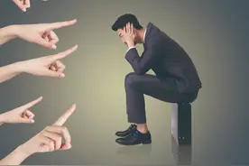 为什么总是看身边的人不顺眼？心理学家：因为你格局太小、太偏激图片