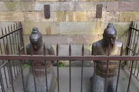 秦桧跪岳飞像前千年，其后人找岳飞后人商量，也该站起来了图片
