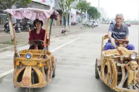 6旬爷爷自制木头车，接送上幼儿园双胞胎孙女，至今已是第4辆图片
