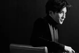 薛之谦的“成长”在感情中挣扎：少年懵懂初学者，花儿已是书中客图片