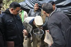 明明知道是假酒还抢着喝，甚至直接喝蛇毒，印度人想喝酒有多难？图片