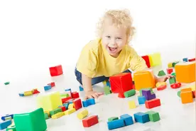 玩过的玩具，孩子总是乱扔？家长学会这3招，让孩子爱上整理图片