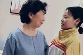 姚策儿子在酒店床上张望，网友评论两极化，和郭威儿子成鲜明对比图片