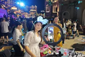梅城夜游新去处！有表演有直播有美食~快去逛逛这个共享夜市图片