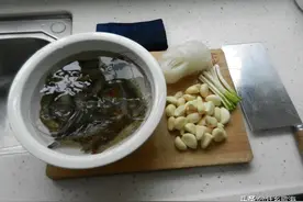 蒜香味浓郁的家常菜：蒜蓉粉丝蒸开边虾图片