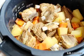 天冷，用羊排做这锅焖饭，又香又糯太好吃了！网友：想来蹭饭图片