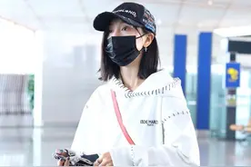 吴宣仪真敢穿，卫衣配字母黑丝袜蕾丝高筒靴，这打扮一般人真不行图片