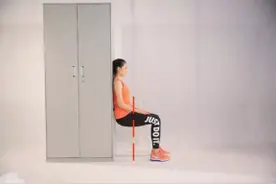 简单靠墙站动作，每天仅需10分钟，轻松练就好身材图片