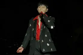 张杰在演唱会出事故！因升降台故障摔倒，满手血仍坚持演出图片
