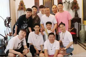 德云社未播团综《玫瑰园小烧烤》，安迪成团宠，张云雷亲亲又抱抱图片