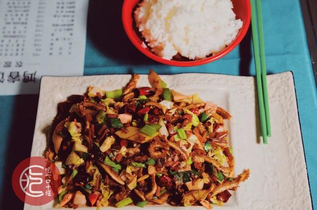 「十堰美食」去了这家只有8张台的人气饺子馆,没吃到饺子却被老板娘的隐藏手艺惊艳